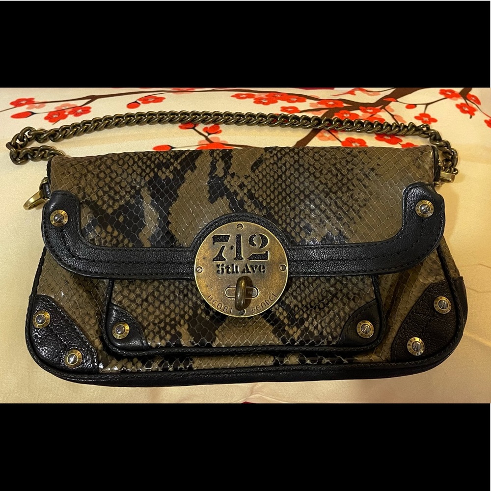 🤩 Henri Bendel leather green alligator print bag.